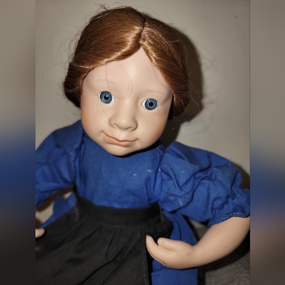 Ashton Drake Amish Blessings Rebeccah doll, includes 'quilt' - Picture 3 of 12
